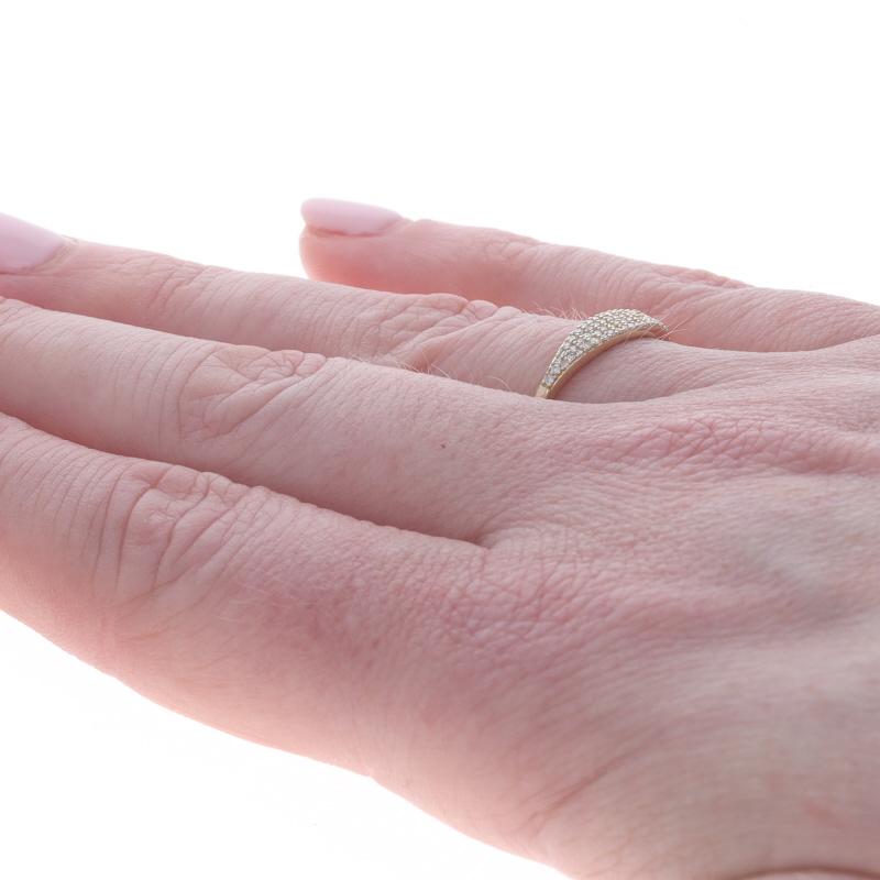 Yellow Gold Diamond Tapered Band - 14k Single .16ctw Ring Pour femmes en vente