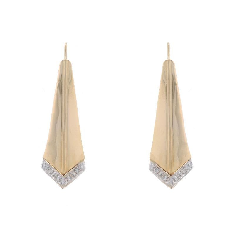Metallgehalt: 14k Gelbgold & 14k Weißgold

Informationen zu Stein

Natürliche Diamanten
Karat(e): .06ctw
Schnitt: Einfach
Farbe: H - I
Reinheit: VS1 - VS2

Stil: Tropfen
Verschlusstyp: Fischhaken-Verschlüsse
Thema: Spitz zulaufende