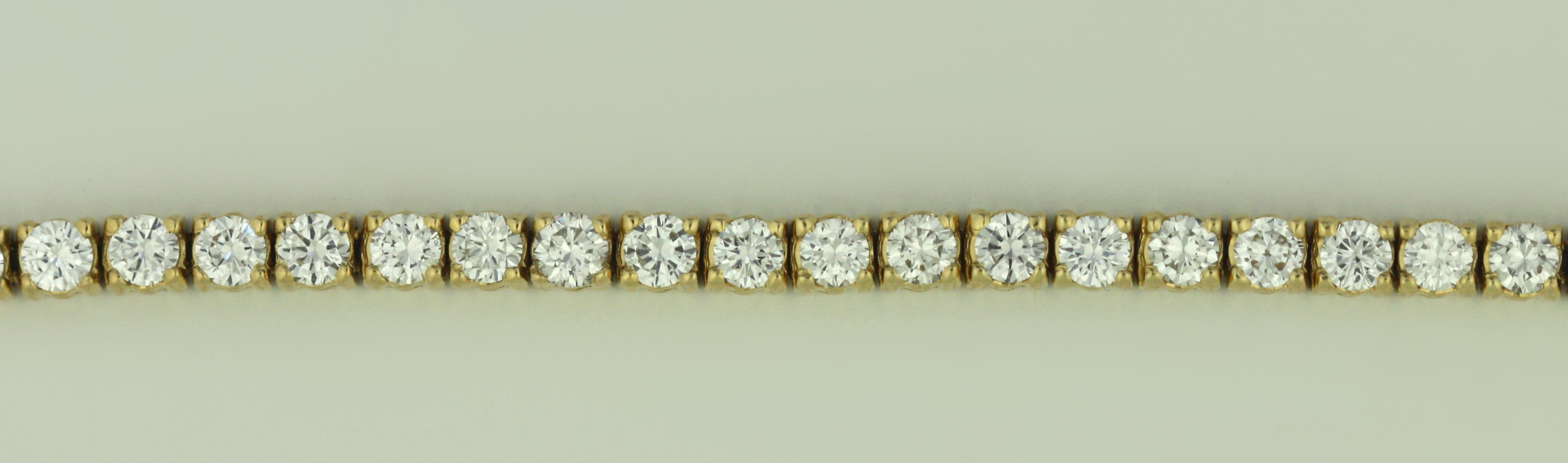  Yellow Gold Diamond Tennis Bracelet In Good Condition For Sale In Palm Beach, FL