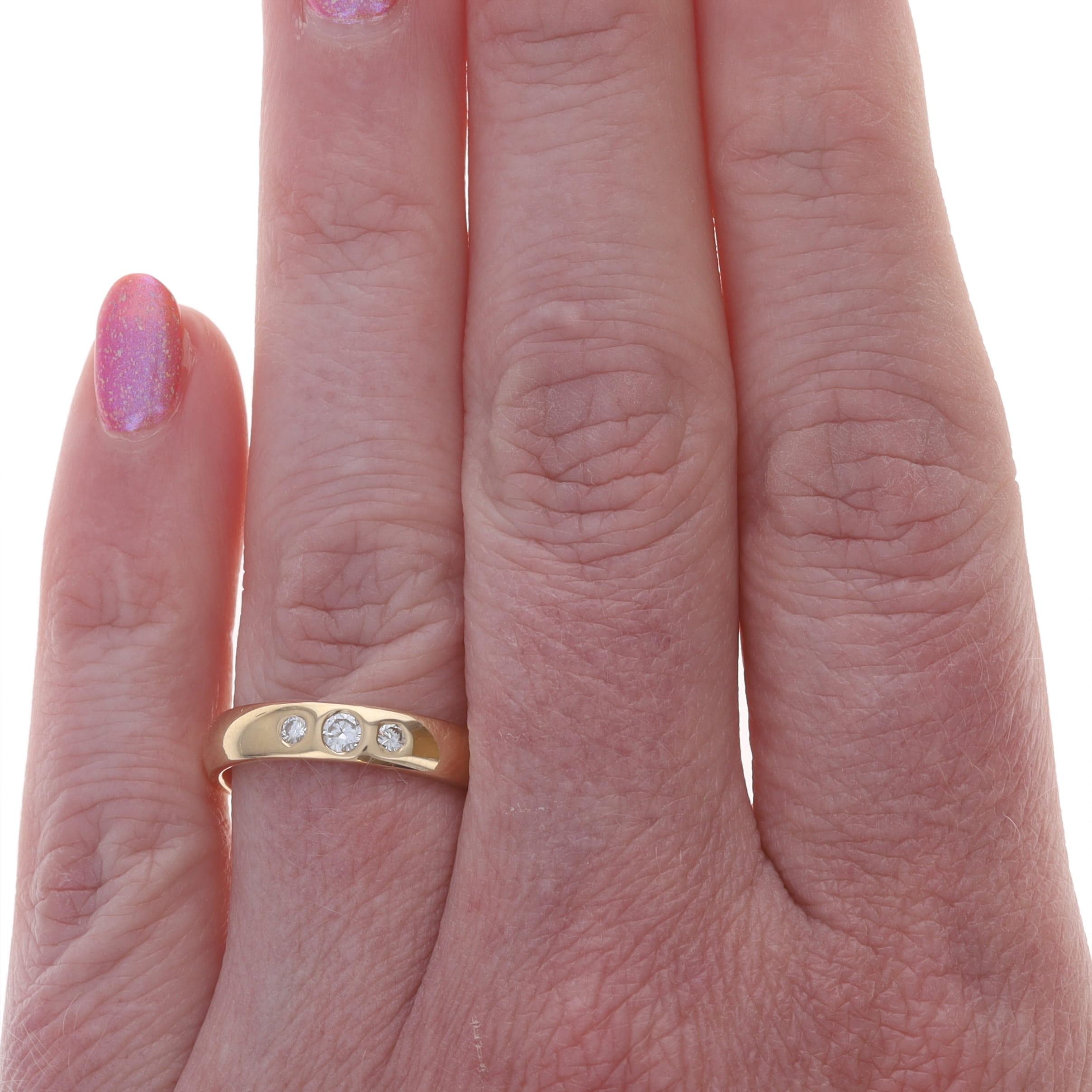 Taille ronde Anneau à trois pierres en or jaune - 14k Round Brilliant .14ctw Wedding Ring en vente