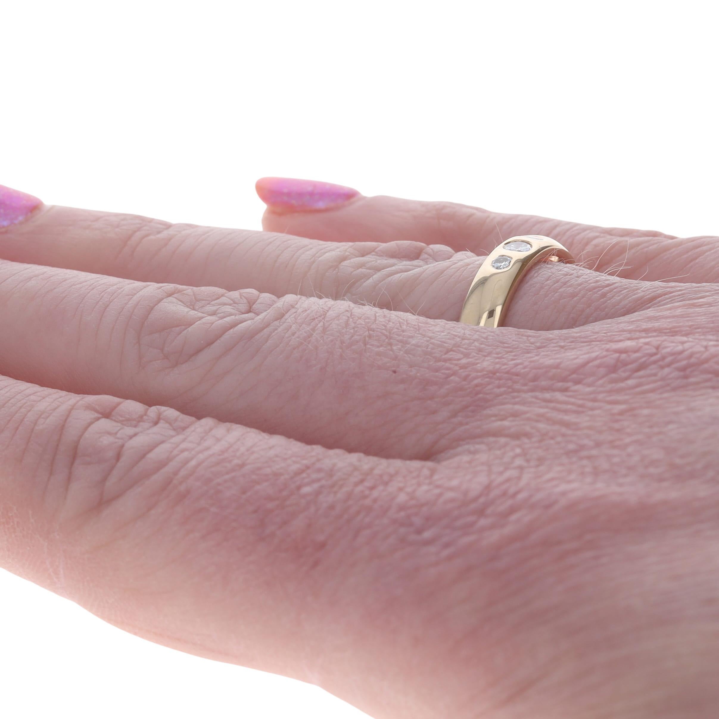 Anneau à trois pierres en or jaune - 14k Round Brilliant .14ctw Wedding Ring Pour femmes en vente