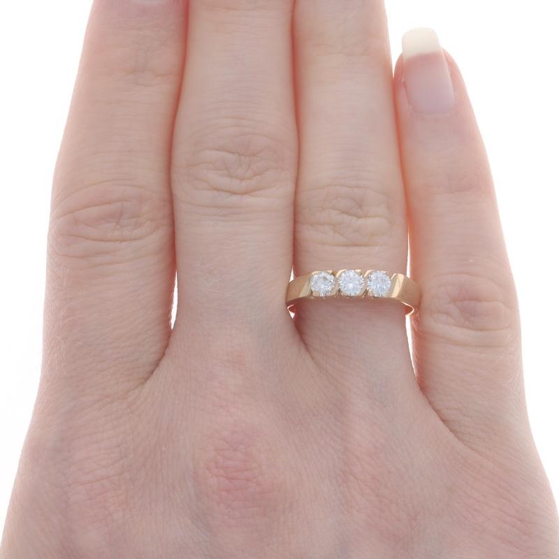Gelbgold-Diamant-Dreisteinring - 18k runder .51ctw Ehering, stapelbarer Ring (Rundschliff) im Angebot