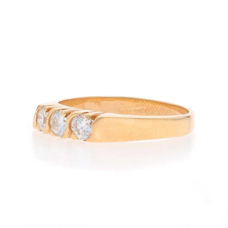 Gelbgold-Diamant-Dreisteinring - 18k runder .51ctw Ehering, stapelbarer Ring im Zustand „Hervorragend“ im Angebot in Greensboro, NC