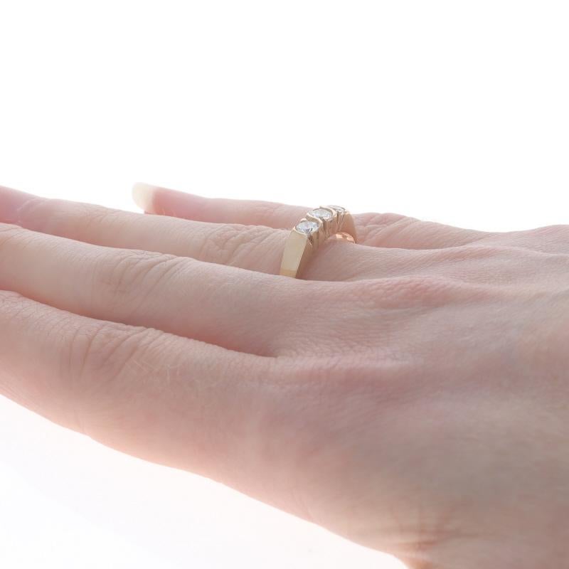 Gelbgold-Diamant-Dreisteinring - 18k runder .51ctw Ehering, stapelbarer Ring Damen im Angebot