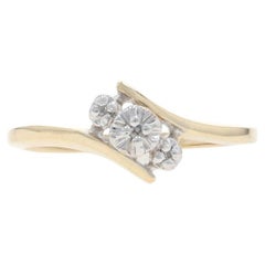 Anillo Bypass de Tres Piedras de Diamante en Oro Amarillo - 10k Sencillo