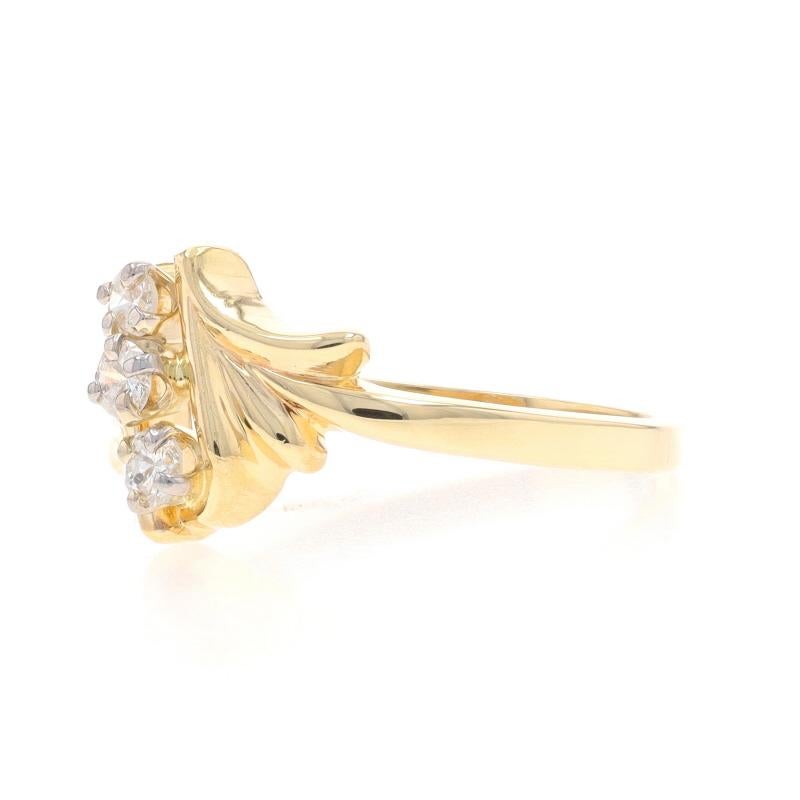 Anello Bypass con tre pietre in oro giallo - 14k Brilliante rotondo .28ctw In condizioni ottime in vendita a Greensboro, NC