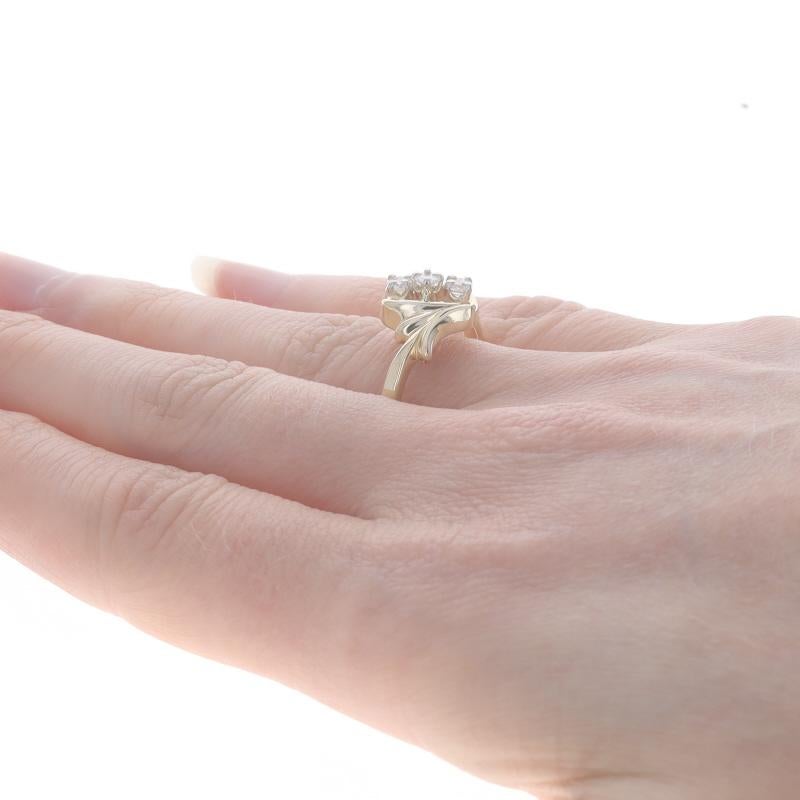 Donna Anello Bypass con tre pietre in oro giallo - 14k Brilliante rotondo .28ctw in vendita