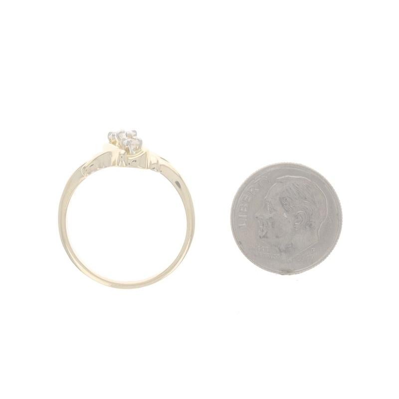 Anello Bypass con tre pietre in oro giallo - 14k Brilliante rotondo .28ctw in vendita 1