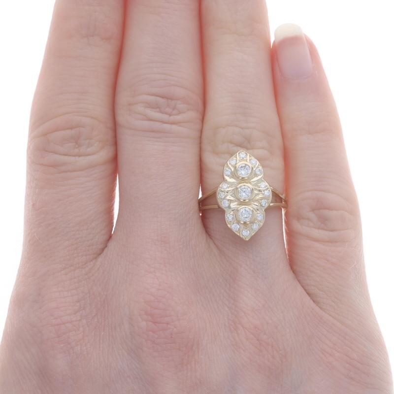 Taille ronde Bague de halo à trois pierres en or jaune - 14k diamant rond brillant .55ctw en vente