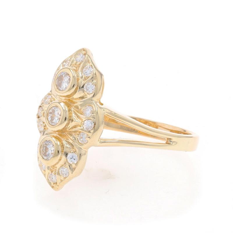 Bague de halo à trois pierres en or jaune - 14k diamant rond brillant .55ctw Bon état - En vente à Greensboro, NC