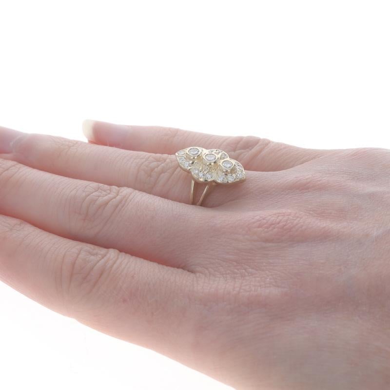 Bague de halo à trois pierres en or jaune - 14k diamant rond brillant .55ctw Pour femmes en vente