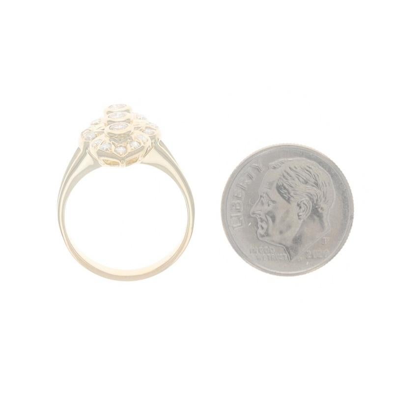 Bague de halo à trois pierres en or jaune - 14k diamant rond brillant .55ctw en vente 1