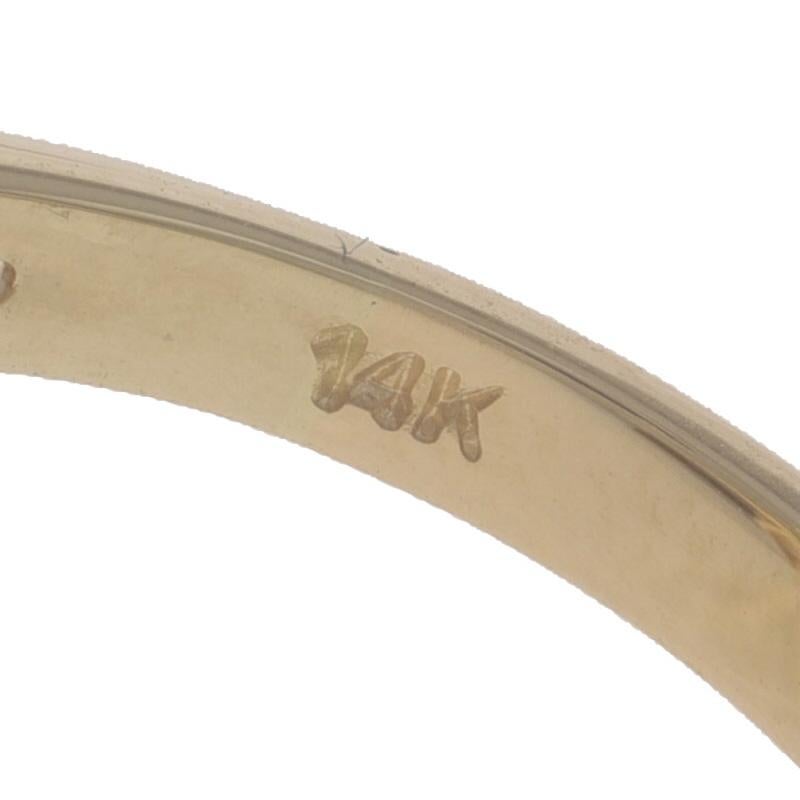 Bague de halo à trois pierres en or jaune - 14k diamant rond brillant .55ctw en vente 2