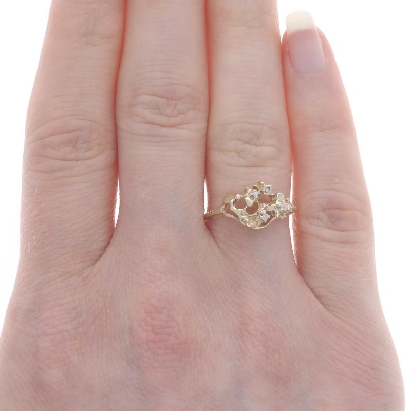 Dreisteiniger Cluster-Ring aus Gelbgold mit Diamanten - 10k Single Cut Nugget (Einfacher Schliff)