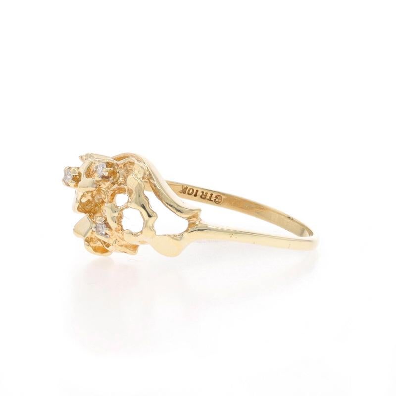 Dreisteiniger Cluster-Ring aus Gelbgold mit Diamanten - 10k Single Cut Nugget im Zustand „Hervorragend“ in Greensboro, NC
