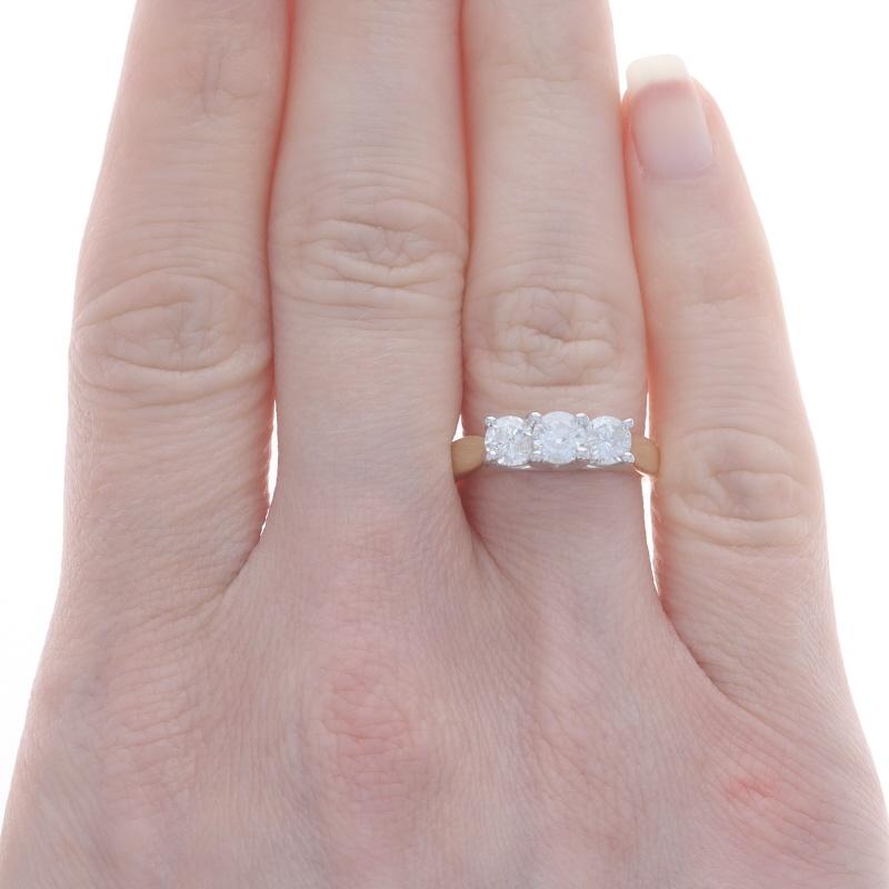 Taille ronde Bague de fiançailles à trois pierres en or jaune 14 carats avec diamants de 1,00 carat en vente