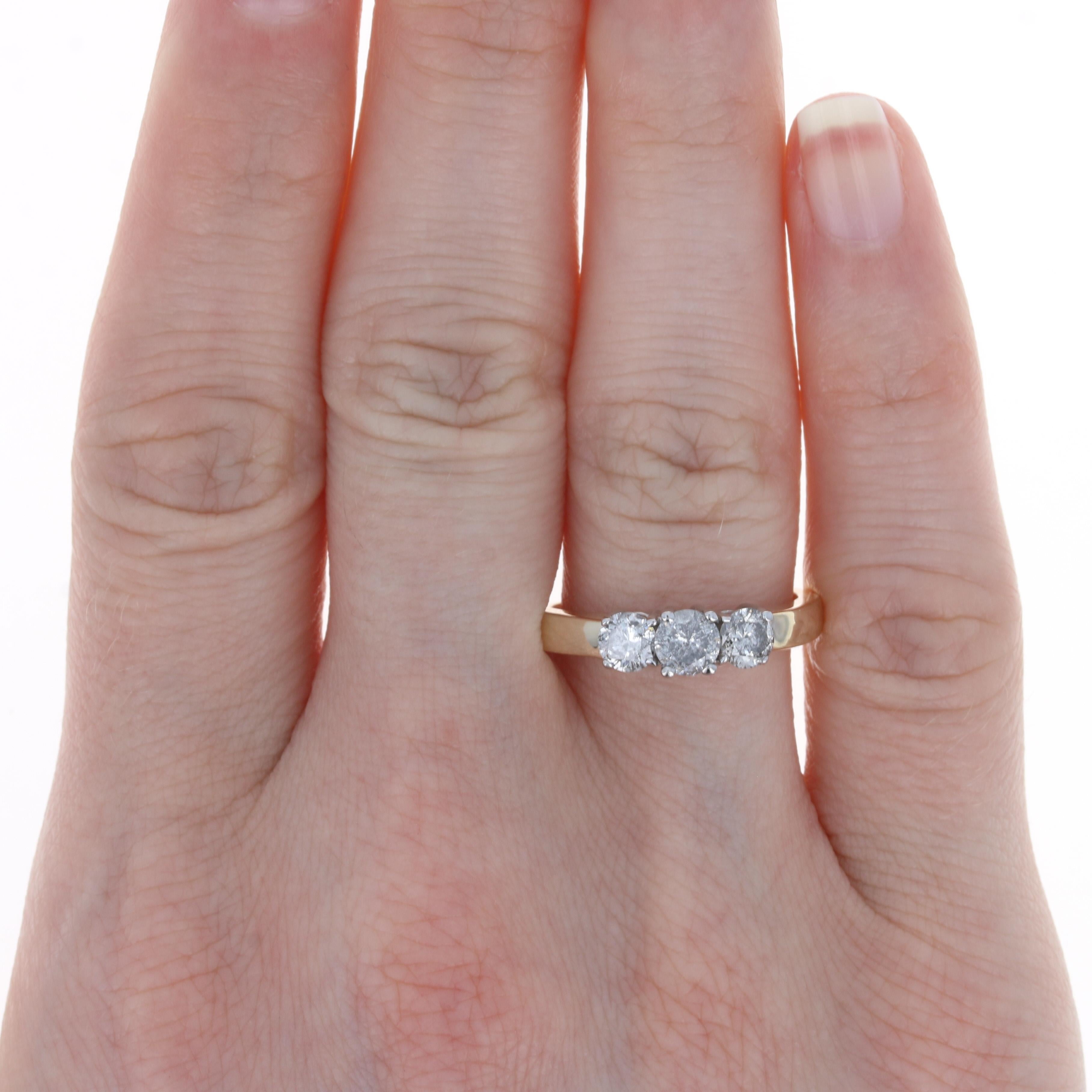 Taille ronde Bague de fiançailles à trois pierres en or jaune - 14k brillant rond 1.00ctw en vente