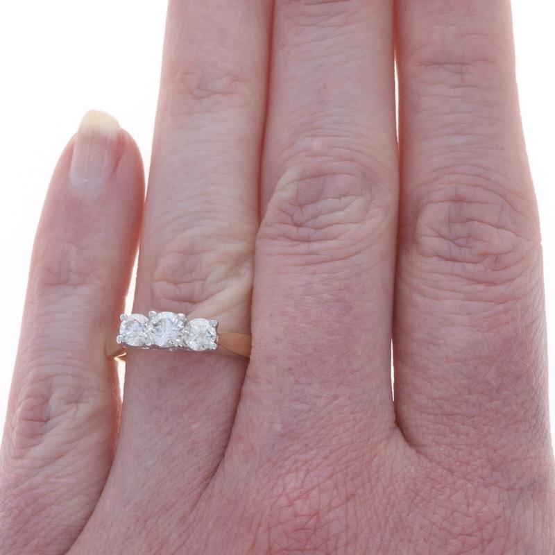 Taille ronde Bague de fiançailles à trois pierres en or jaune - 14k brillant rond 1.00ctw en vente