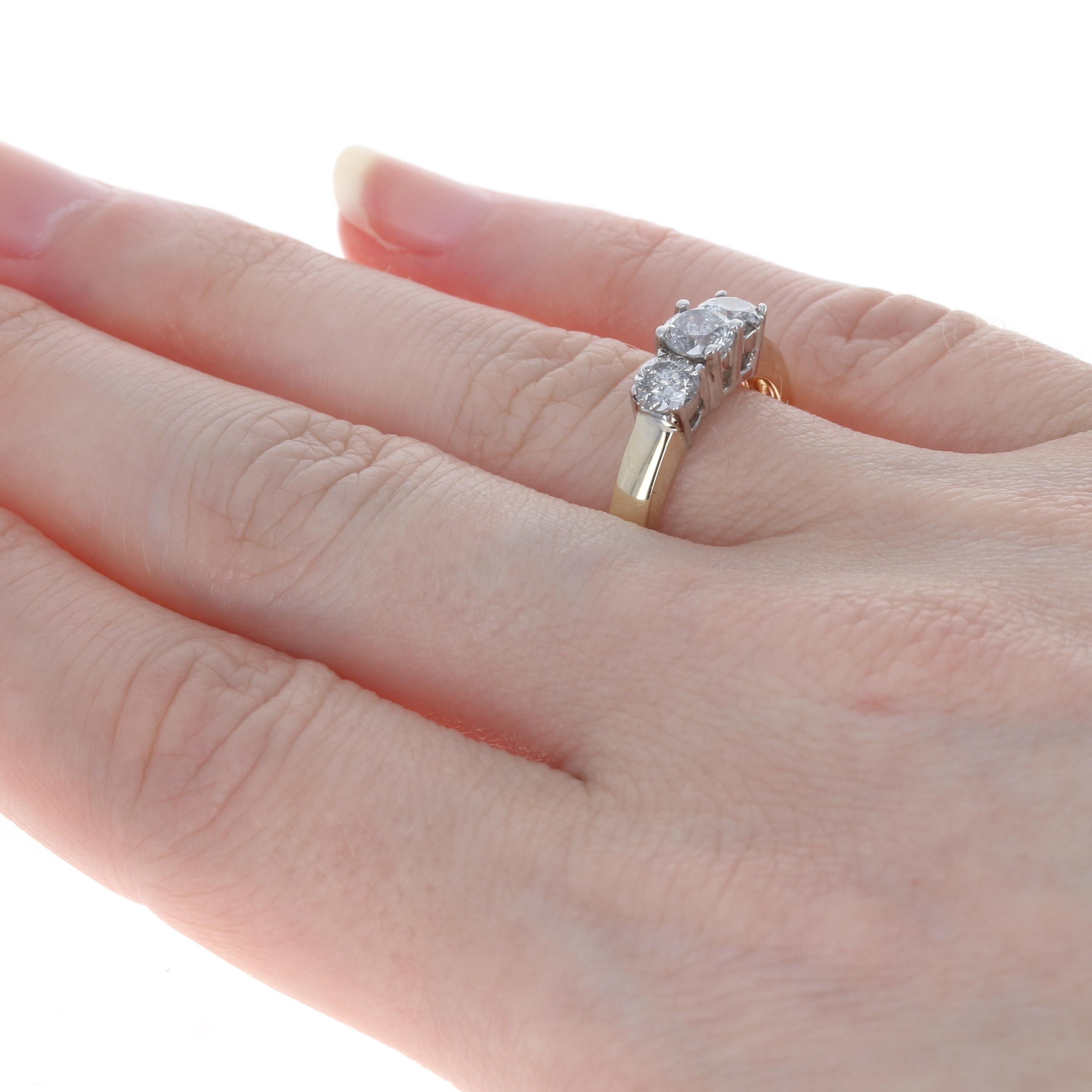 Bague de fiançailles à trois pierres en or jaune avec diamants taille ronde brillant 14 carats, 1,00 carat poids total Excellent état - En vente à Greensboro, NC