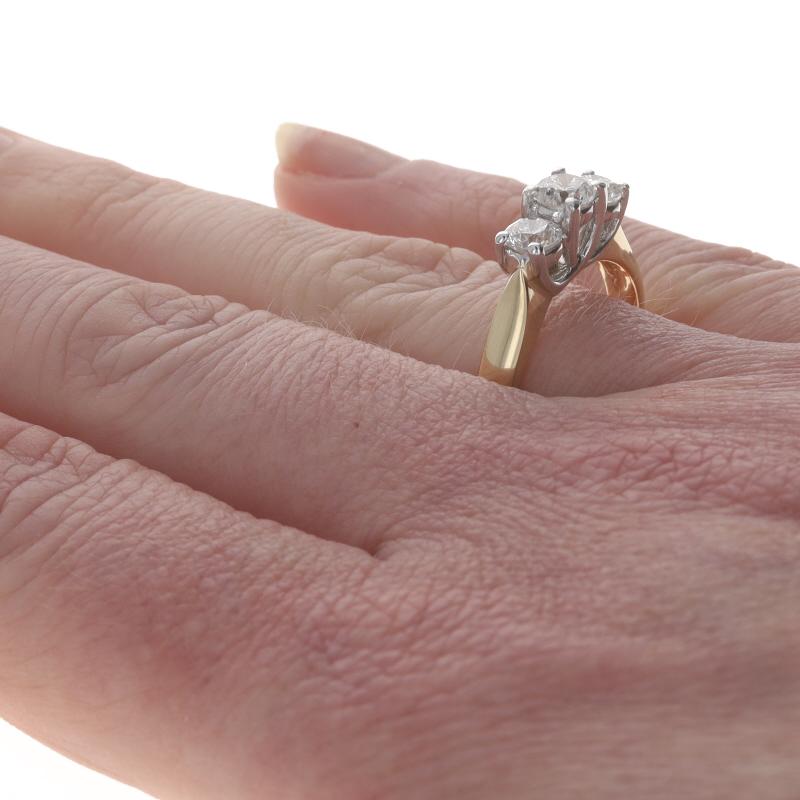 Bague de fiançailles à trois pierres en or jaune - 14k brillant rond 1.00ctw Pour femmes en vente