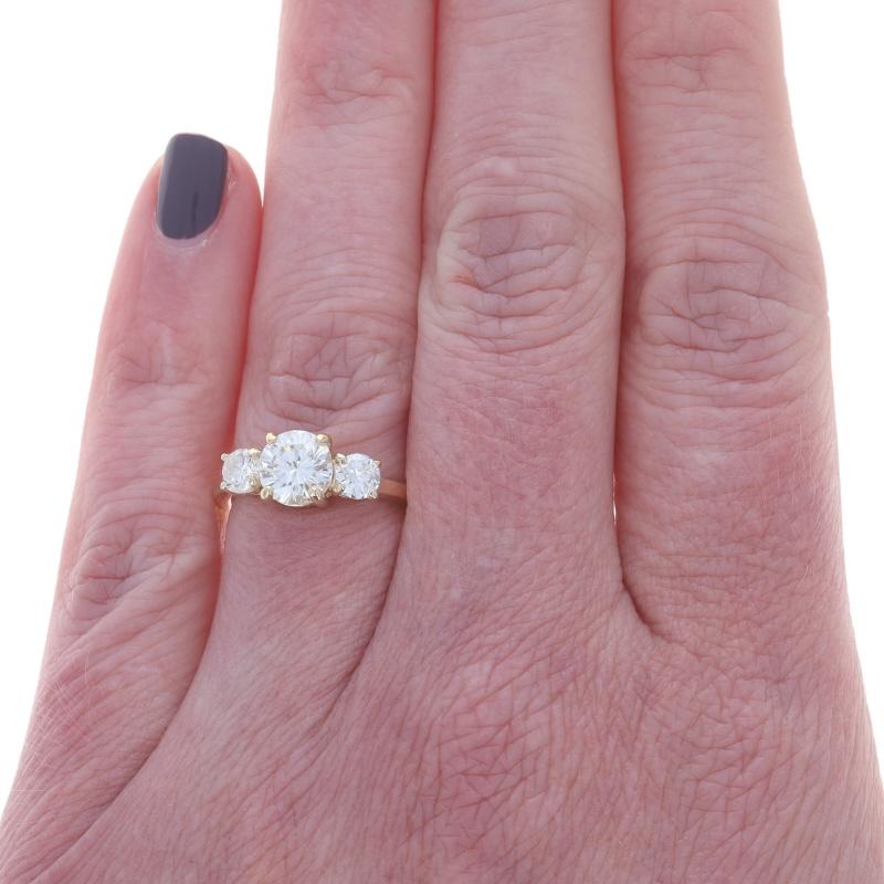 Taglio rotondo Anello di fidanzamento con tre pietre in oro giallo -14k Brilliante rotondo 1,52ctw GIA in vendita
