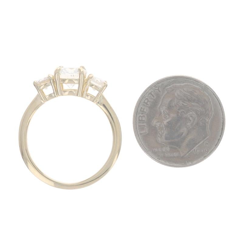 Anello di fidanzamento con tre pietre in oro giallo -14k Brilliante rotondo 1,52ctw GIA in vendita 1