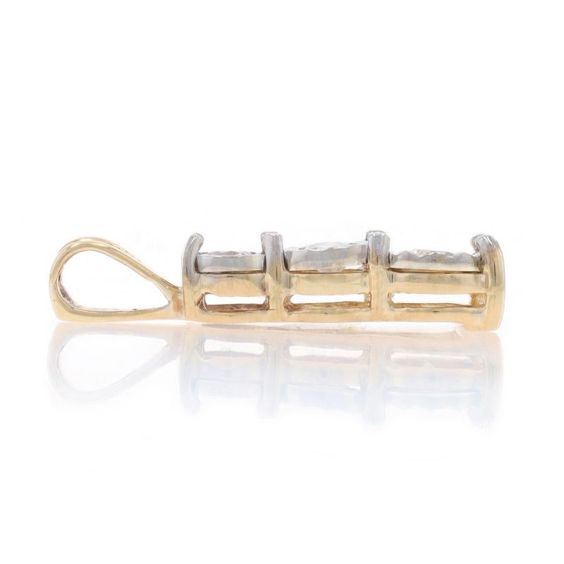 Taille ronde Pendentif voyage à trois pierres en or jaune - 10k Round Brilliant .25ctw en vente