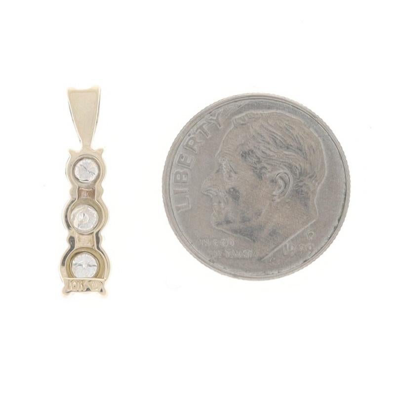 Pendentif voyage à trois pierres en or jaune - 10k Round Brilliant .25ctw Excellent état - En vente à Greensboro, NC