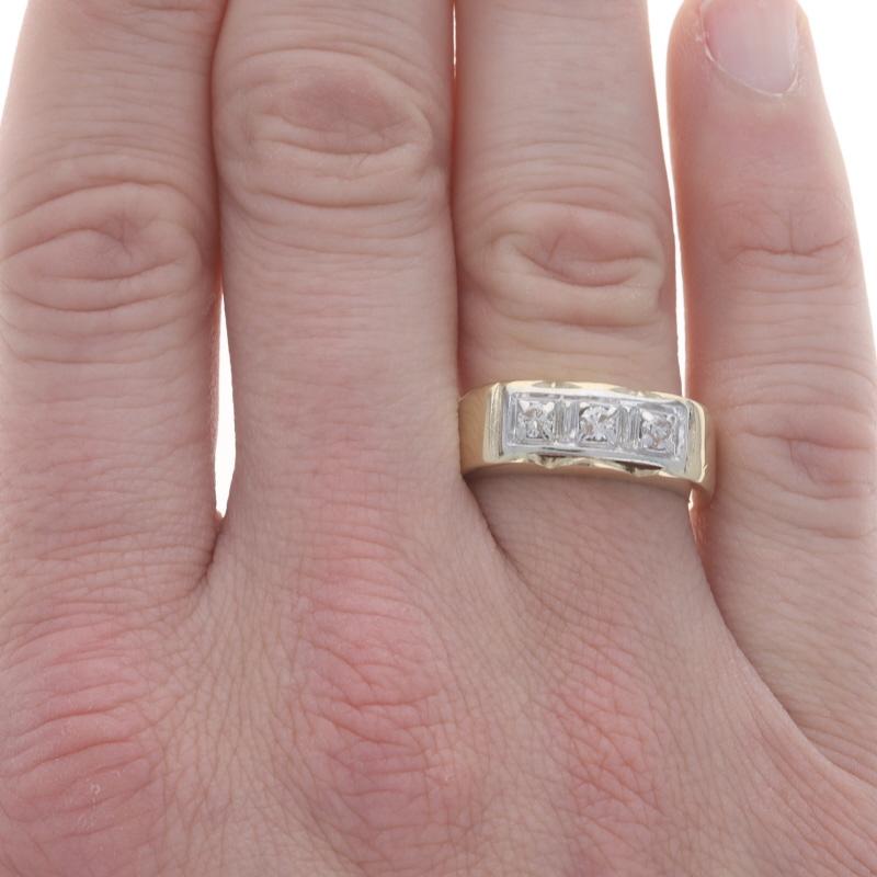 Gelbgold Diamant Drei-Stein-Hochzeitsring für Herren - 14k .36ctw Drei-Stein-Ehering (Rundschliff) im Angebot