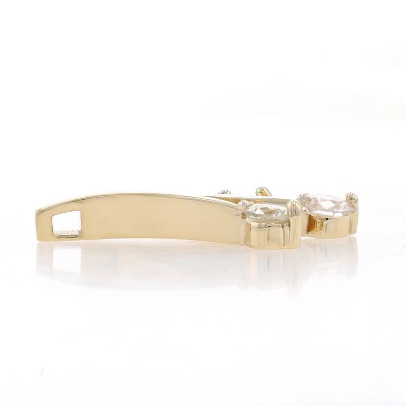 Contenu du métal : Or jaune 14k

Informations sur les pierres
Diamants naturels
Carat(s) : .90ctw
Coupe : Brillant rond
Couleur : J - K.
Clarté : SI1 - SI2
Diamètres : 3,9 mm, 4,1 mm et 4,4 mm

Total des carats : .90ctw

Style : Trois pierres
Thème