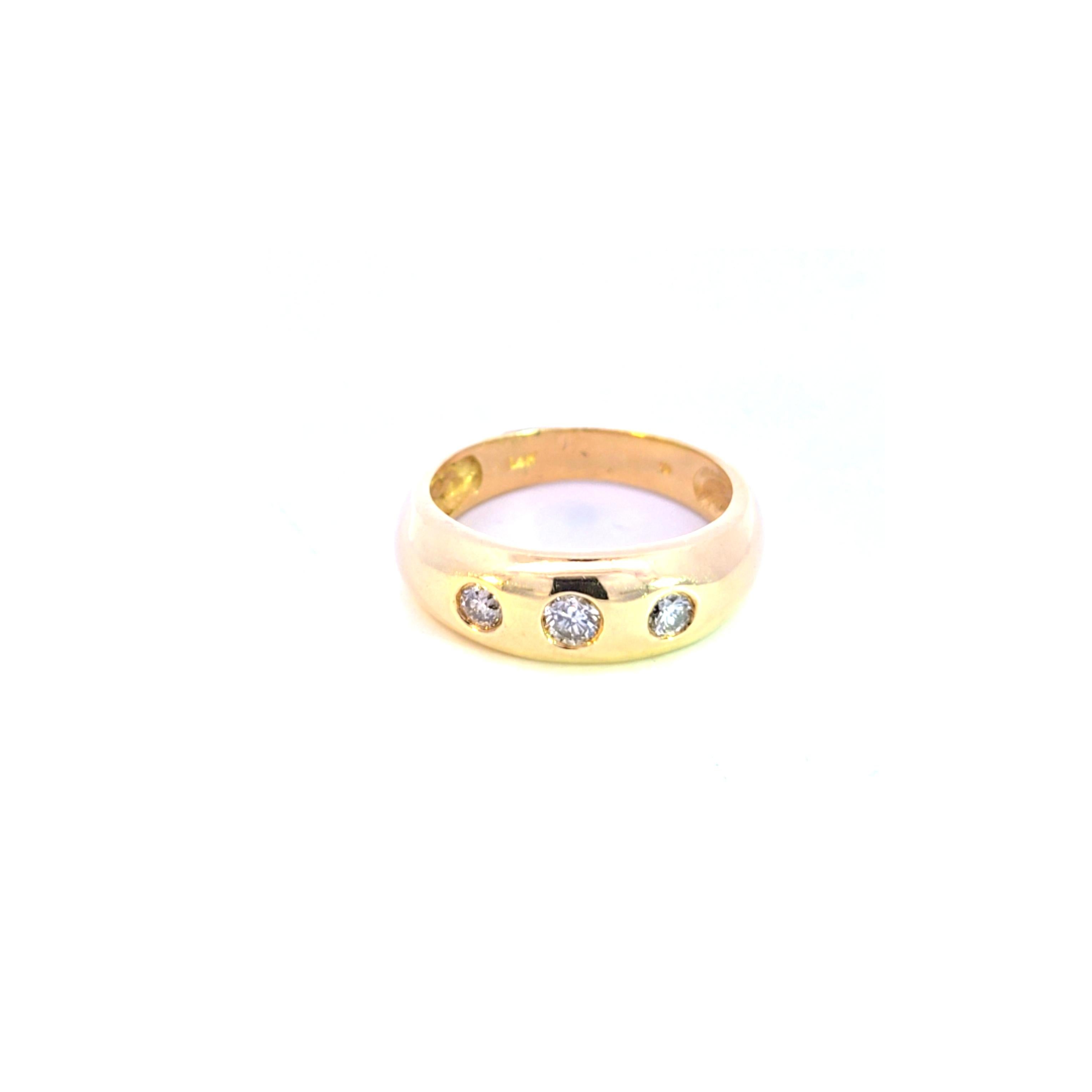 Supportant trois diamants en serti plat, serti en or jaune 14 carats. 