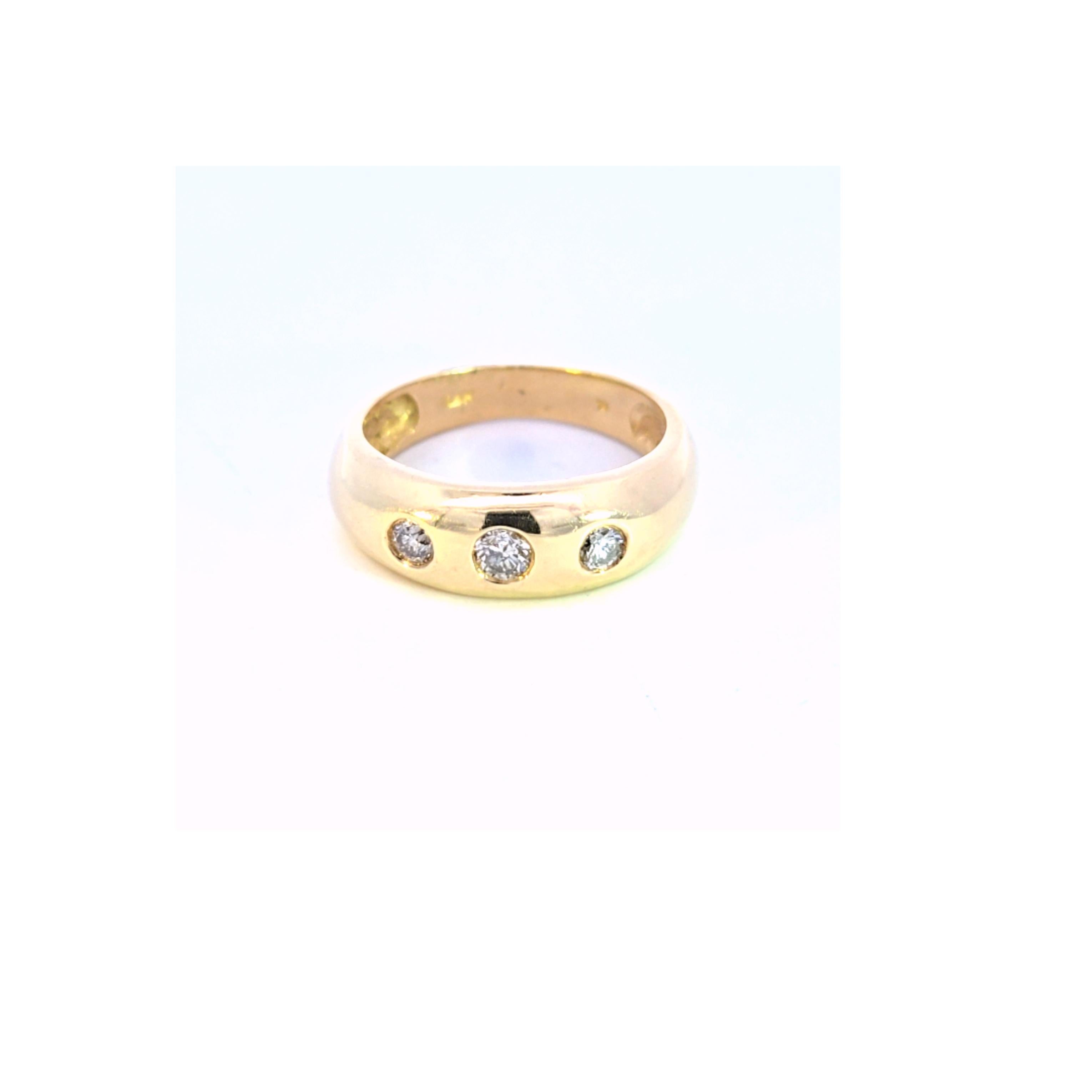 Taille ronde Bague à trois pierres en or jaune et diamant en vente