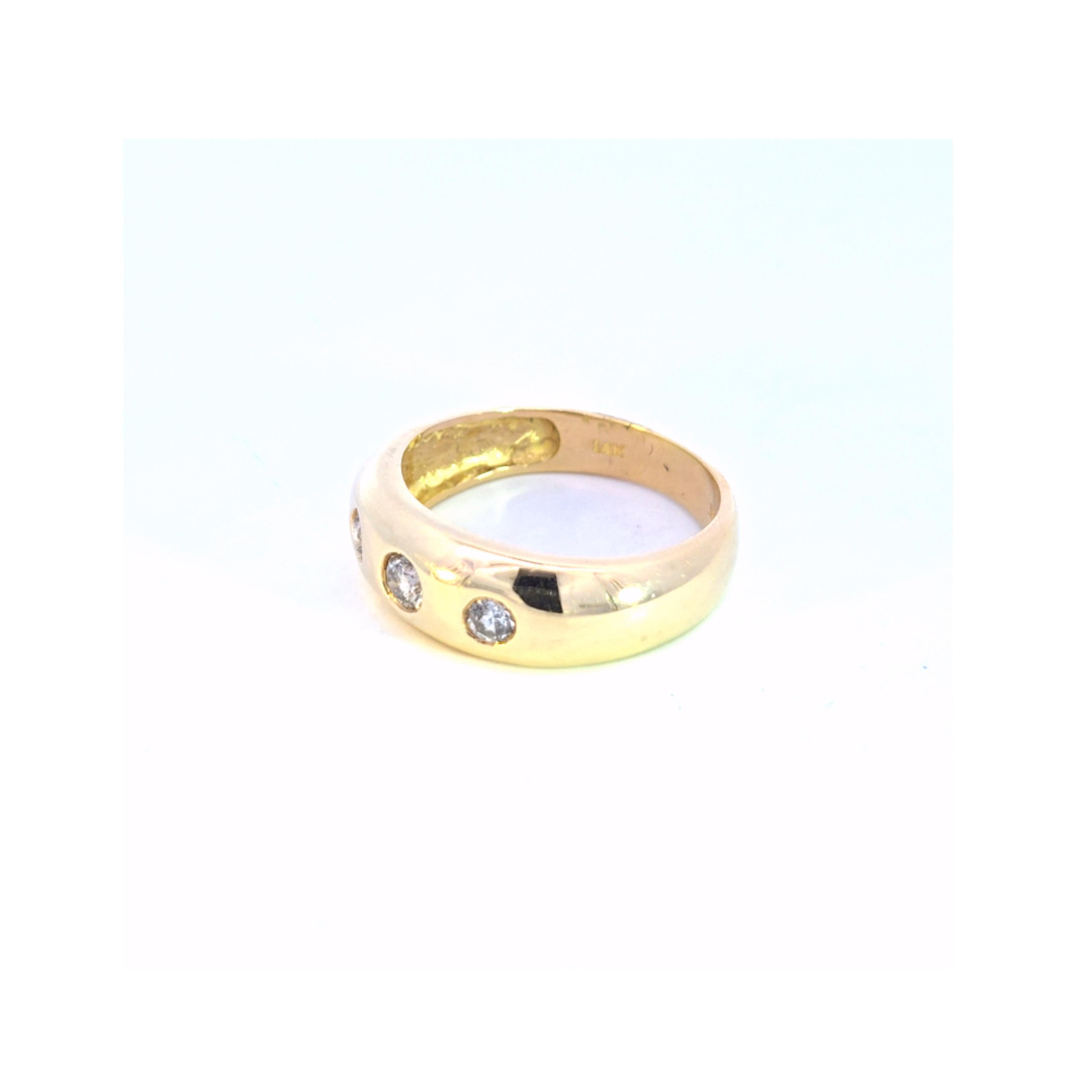 Bague à trois pierres en or jaune et diamant Bon état - En vente à Dallas, TX