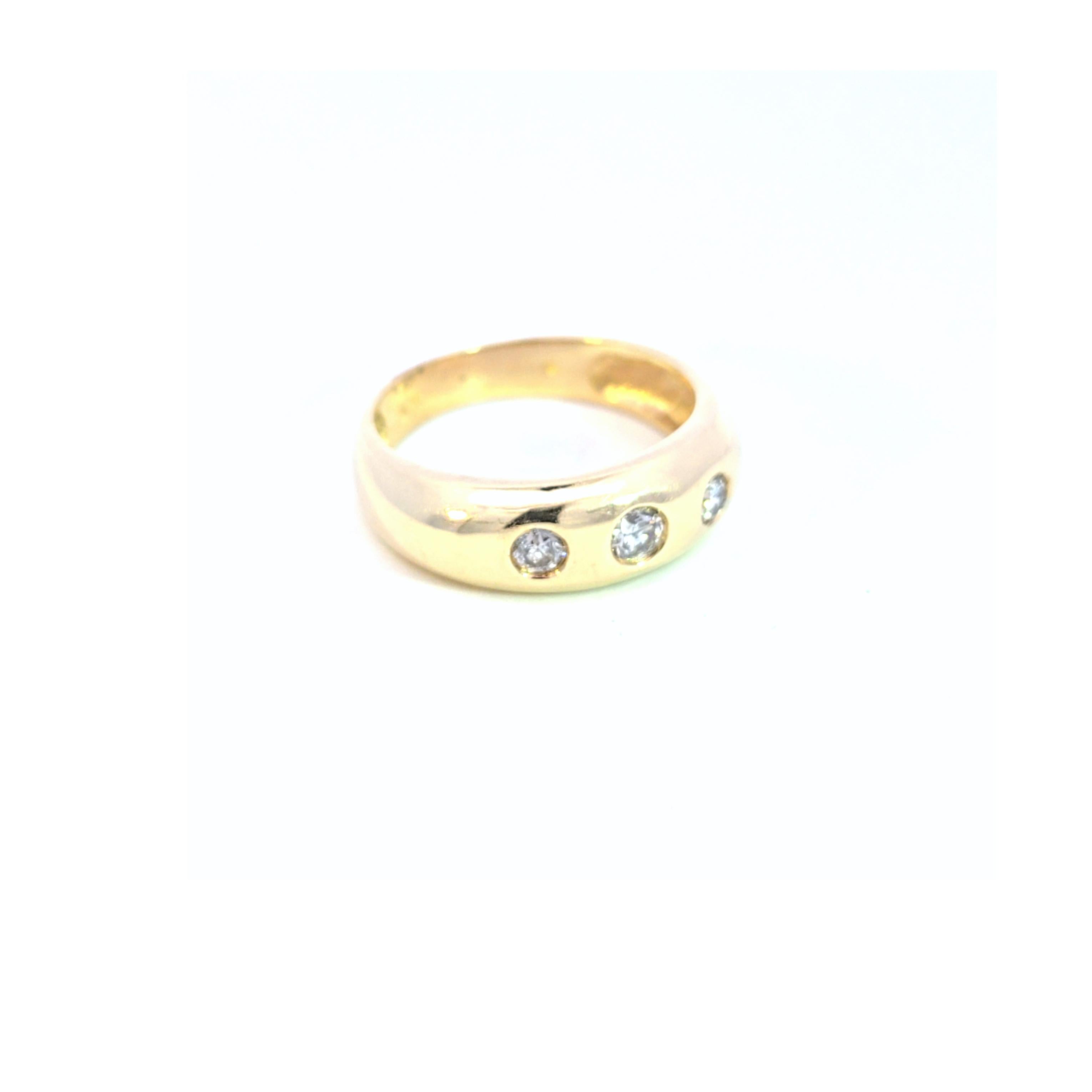 Bague à trois pierres en or jaune et diamant Unisexe en vente