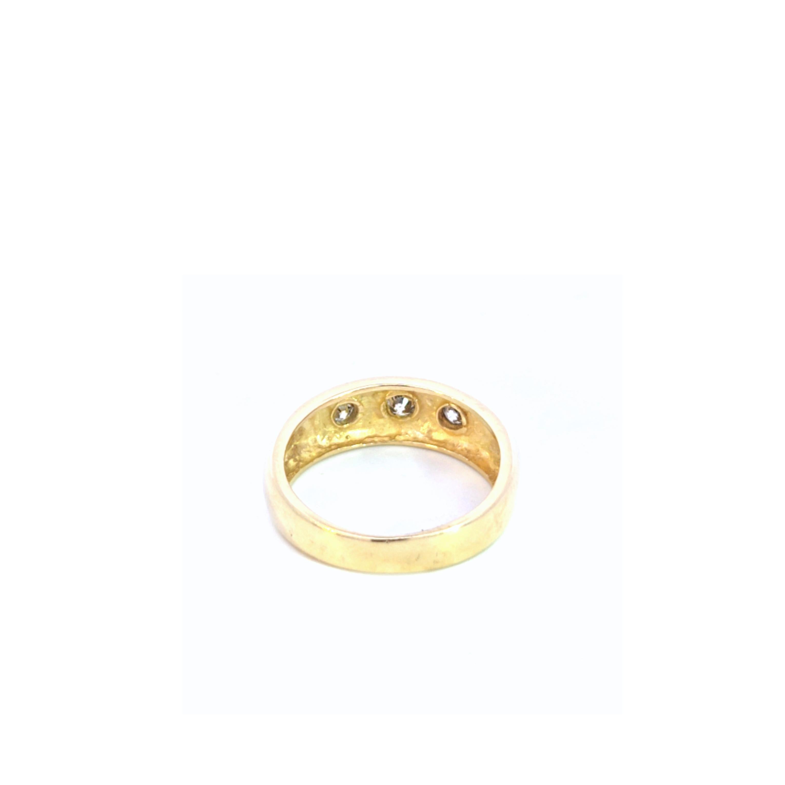 Bague à trois pierres en or jaune et diamant en vente 1