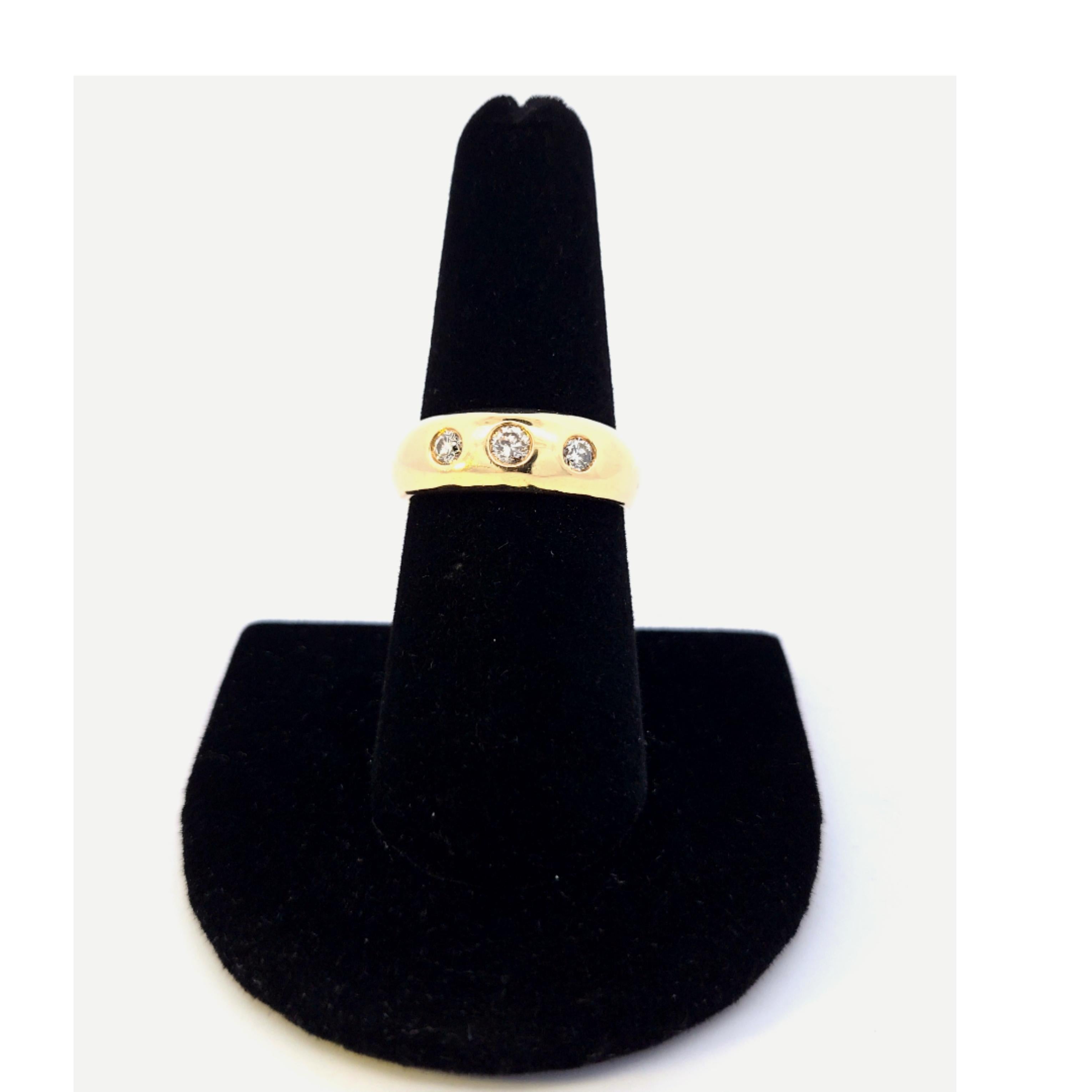 Bague à trois pierres en or jaune et diamant en vente 3