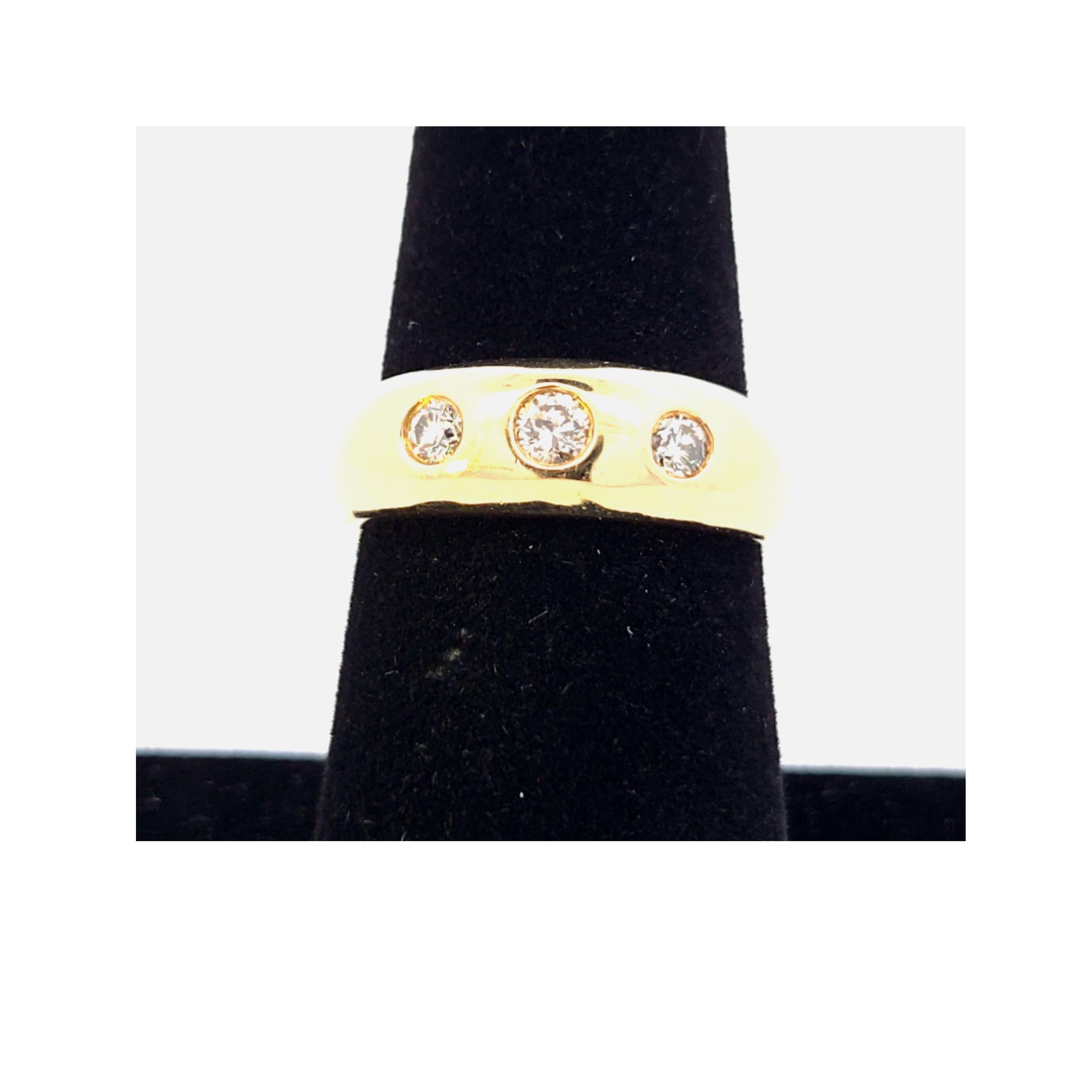Bague à trois pierres en or jaune et diamant en vente 4