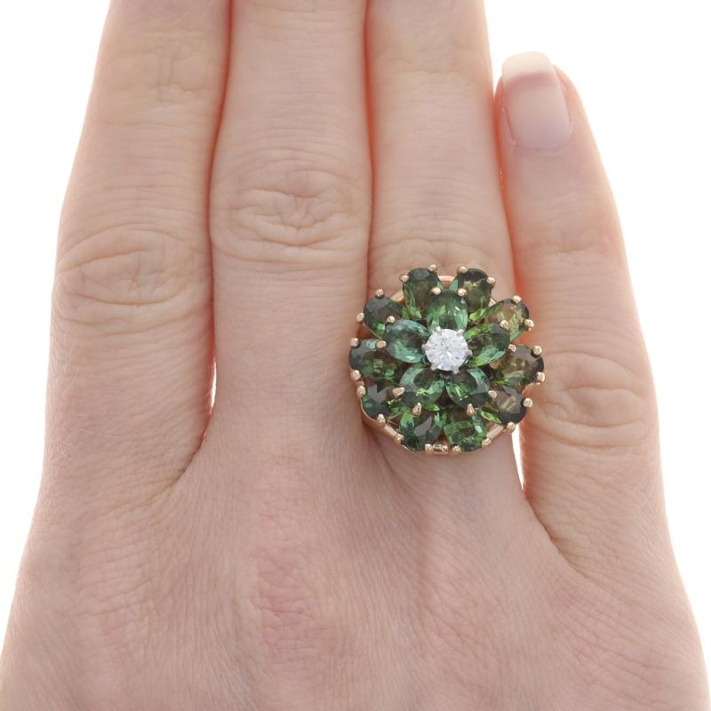 Taille ronde Bague cocktail grappe de fleurs en or jaune 14 carats avec diamants et tourmaline de 4,68 carats en vente