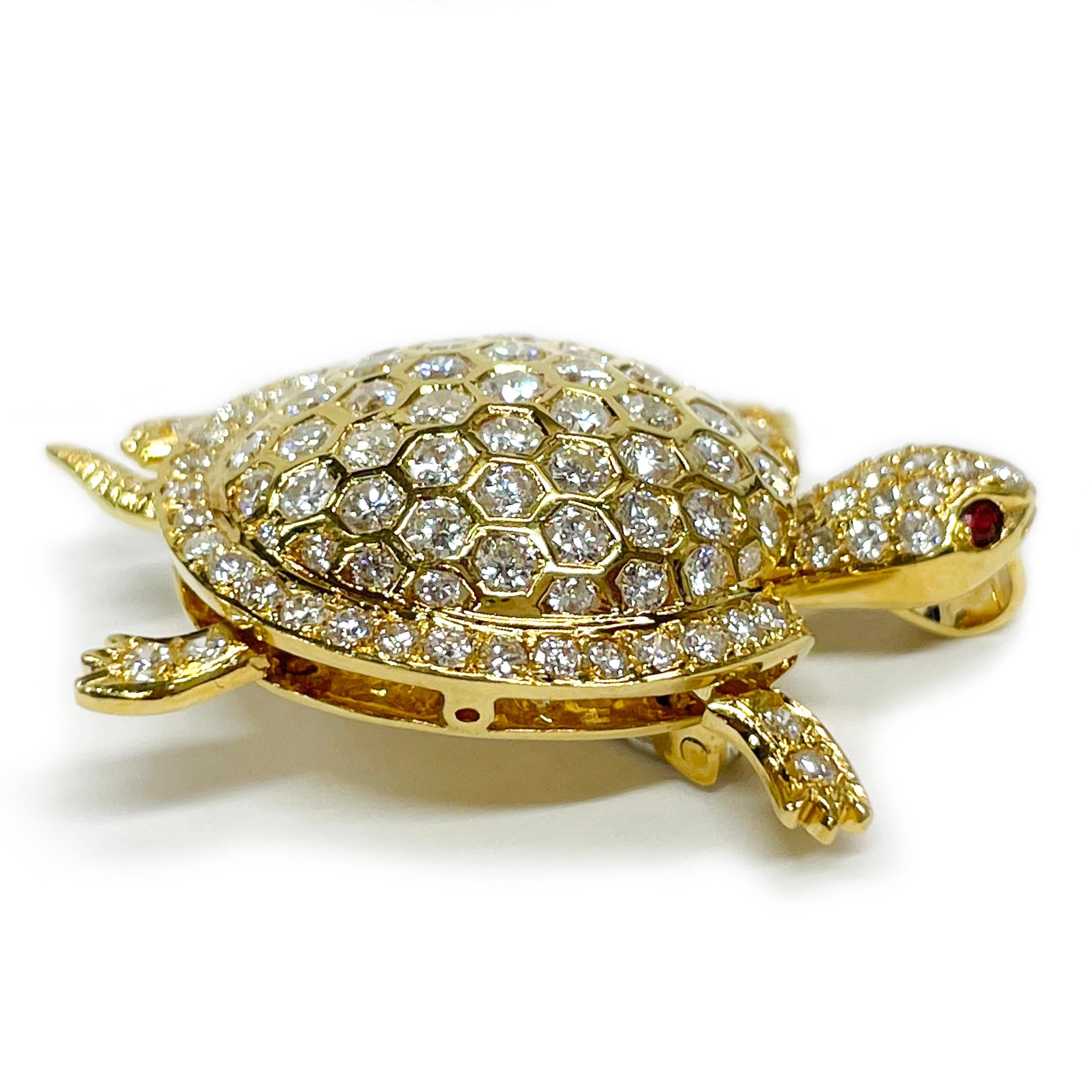 Rétro Pendentif/Broche tortue en or jaune et diamants en vente