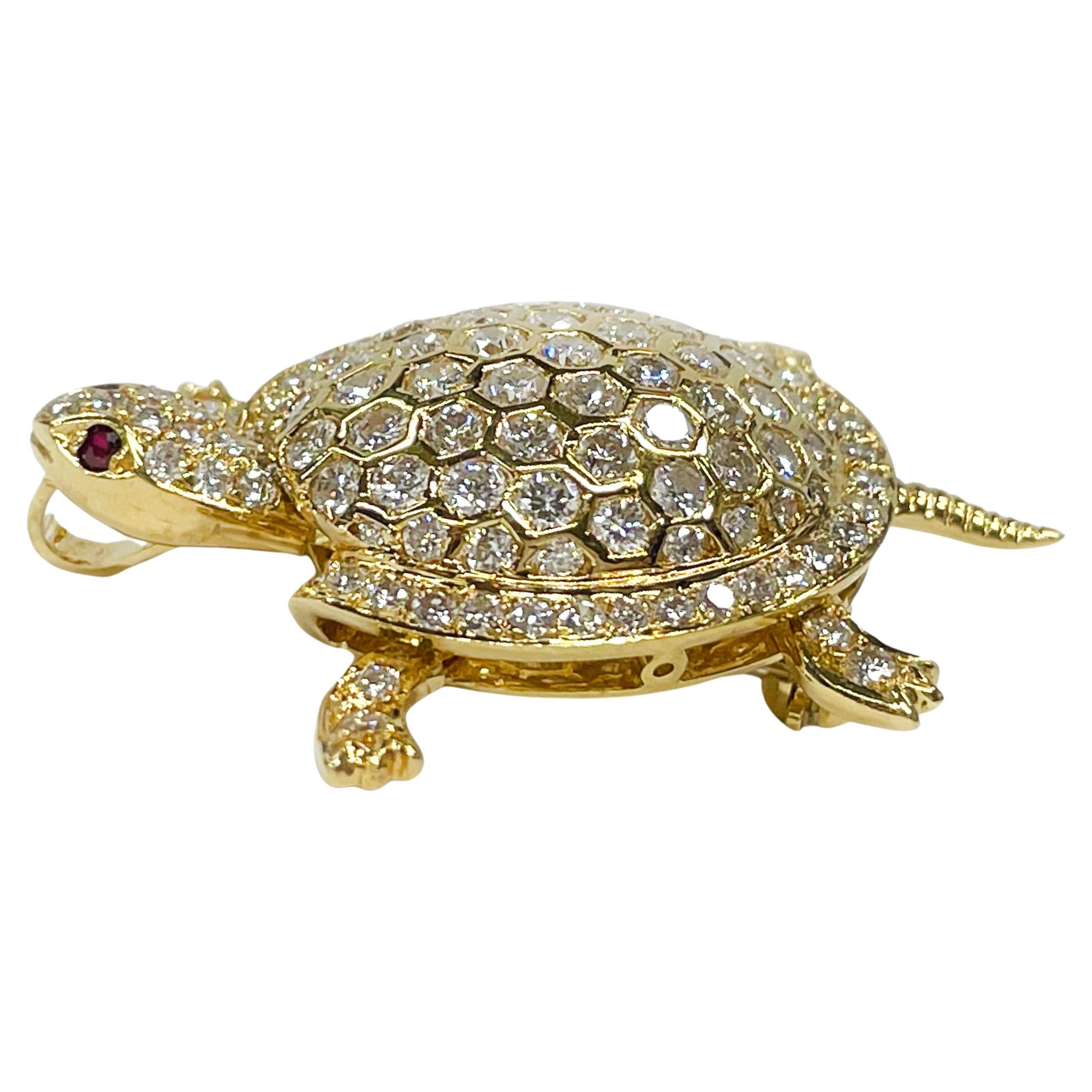 Pendentif/Broche tortue en or jaune et diamants en vente