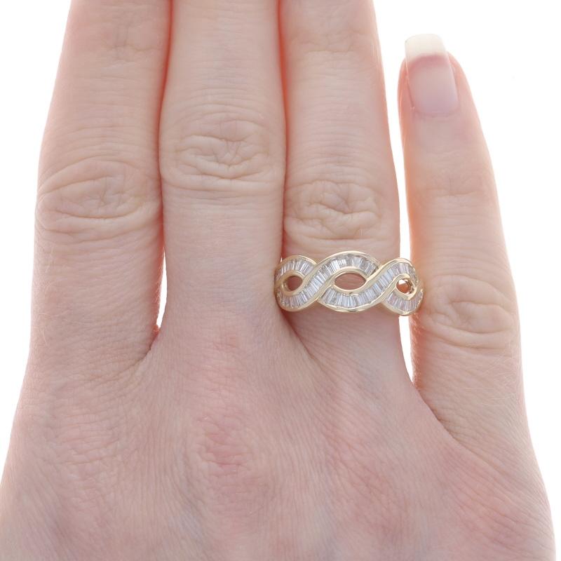 Taille baguette Bague torsadée en or jaune 14k baguette 1,00 ctw en vente