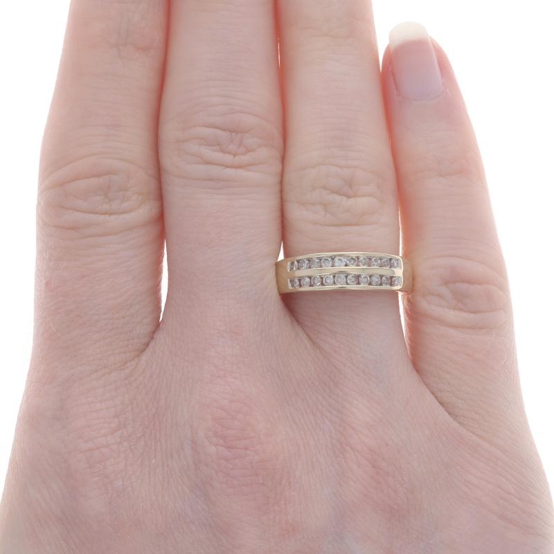 Zweireihiger Ring aus Gelbgold mit rundem Brillanten 14k rundem Brillanten .36ctw in Kanalfassung (Rundschliff) im Angebot