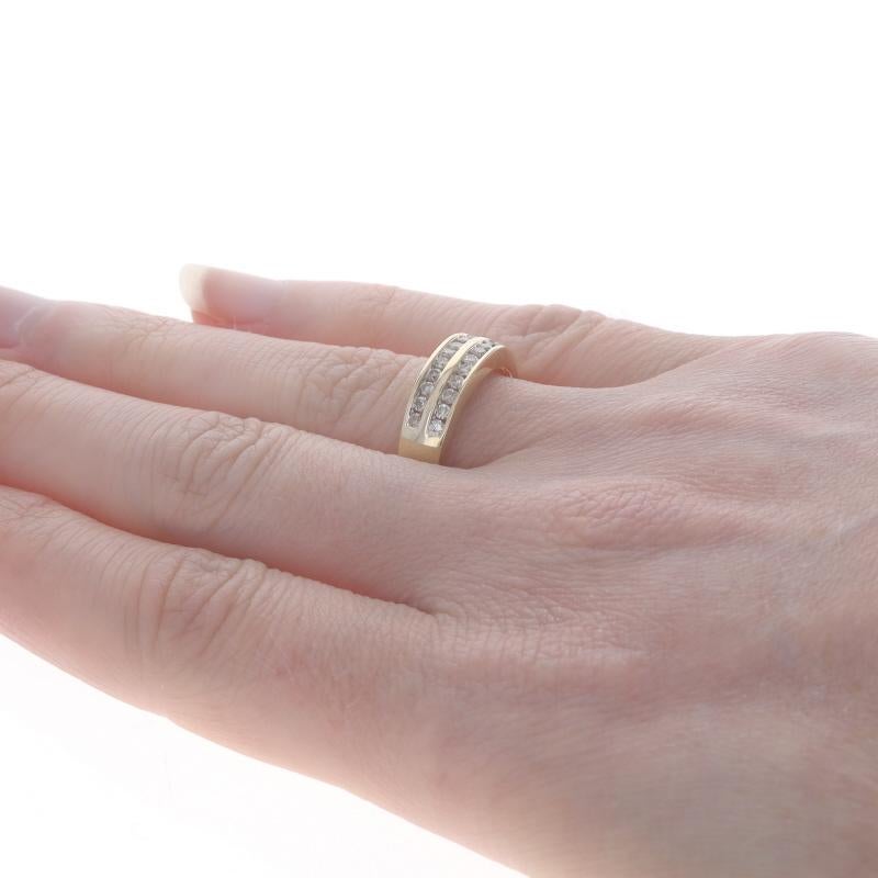 Zweireihiger Ring aus Gelbgold mit rundem Brillanten 14k rundem Brillanten .36ctw in Kanalfassung Damen im Angebot