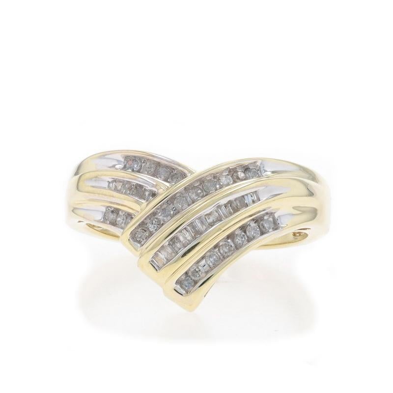 Größe: 7

Metall Inhalt: 10k Gelbgold & 10k Weißgold

Informationen zu Stein

Natürliche Diamanten
Karat(e): .20ctw
Schnitt: Einzel & Baguette
Farbe: H - I
Klarheit: I1 - I2

Karat gesamt: .20ctw

Mittlere Kontur (von Ost nach West): 5.0mm

Stil: