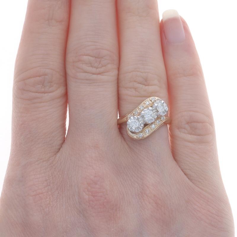 Gelbgold Diamant Vintage Bypass-Ring - 14k rund .50ctw Drei-Stein Milgrain (Rundschliff) im Angebot