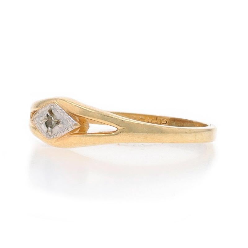 Größe: 2 1/2
Gebühr für Größenanpassung: 1 Größe höher für $25 oder 1 Größe niedriger für $25

Epoche: Vintage By

Metall Inhalt: 10k Gelbgold & 10k Weißgold

Informationen zu Stein

Natürlicher Diamant
Karat(e): (1) klein
Schnitt: Einfach

Karat