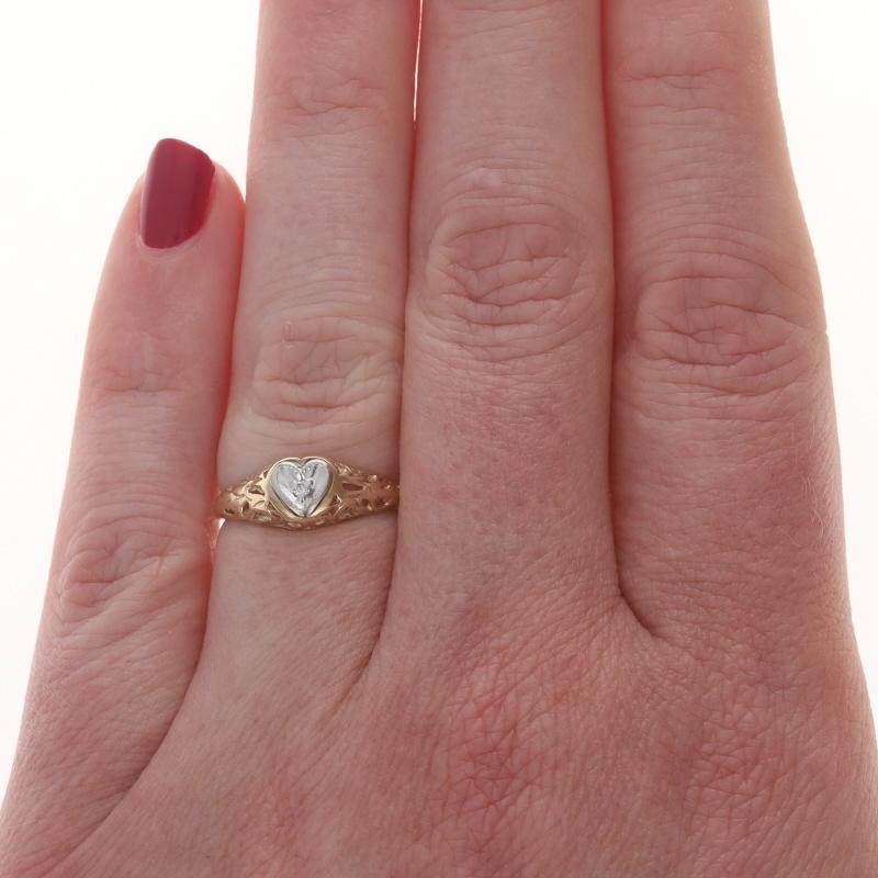 Gelbgold Diamant Vintage Herz Solitär Ring - 10k Runde Brillant Liebe (Rundschliff) im Angebot