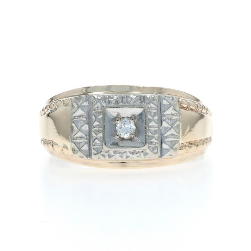 Größe: 10
Gebühr für Größenanpassung: 2 Größen hoch für $50 oder 1 Größe runter für $40

Epoche: Vintage

Metall Inhalt: 10k Gelbgold & 14k Weißgold

Informationen zu Stein

Natürlicher Diamant
Karat(e): .06ct
Schliff: Runder Brillant
Farbe: