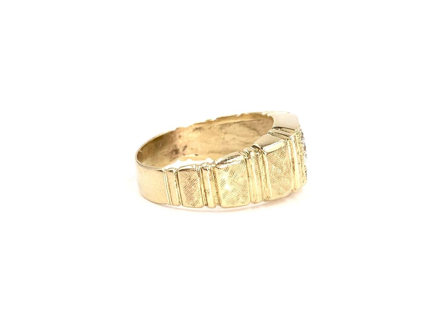 Round Cut Yellow Gold Diamond Vintage Ring For Sale