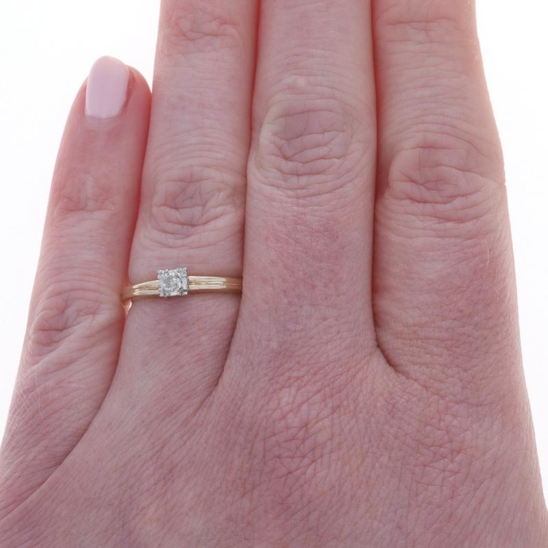 Taille : 6 1/4
Frais de taille : Up&Up 2 tailles pour $40 ou Down 2 tailles pour $30

Époque : Vintage

Contenu métallique : Or jaune 14k et or blanc 14k

Informations sur les pierres

Diamant naturel
Carat(s) : .08ct
Coupe : Vieille mine
Couleur :